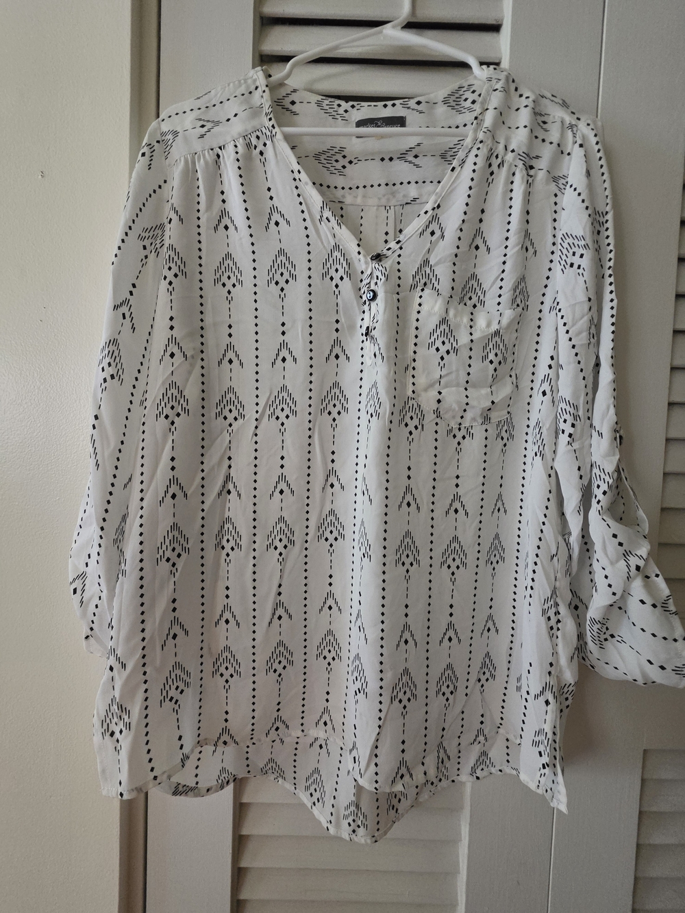 Market & Spruce White Button V-Neck Patterned Blouse